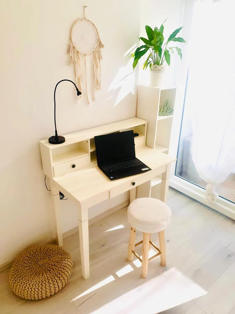Radni kutak s pisaćim stolom uz balkon, apartman Koko & Friends Split