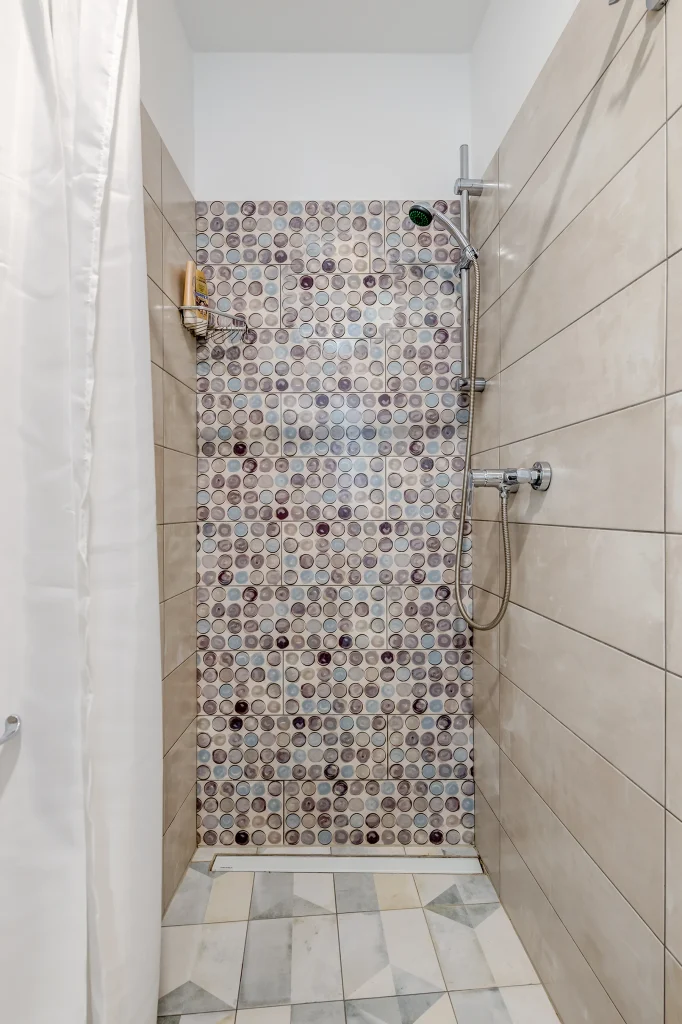 Kupaonica s tuš kabinom i mozaik pločicama, apartman Lady Split