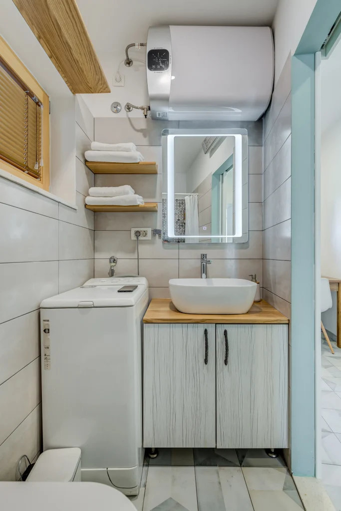 Kupaonica s umivaonikom, WC-om i ogledalom, apartman Lady Split