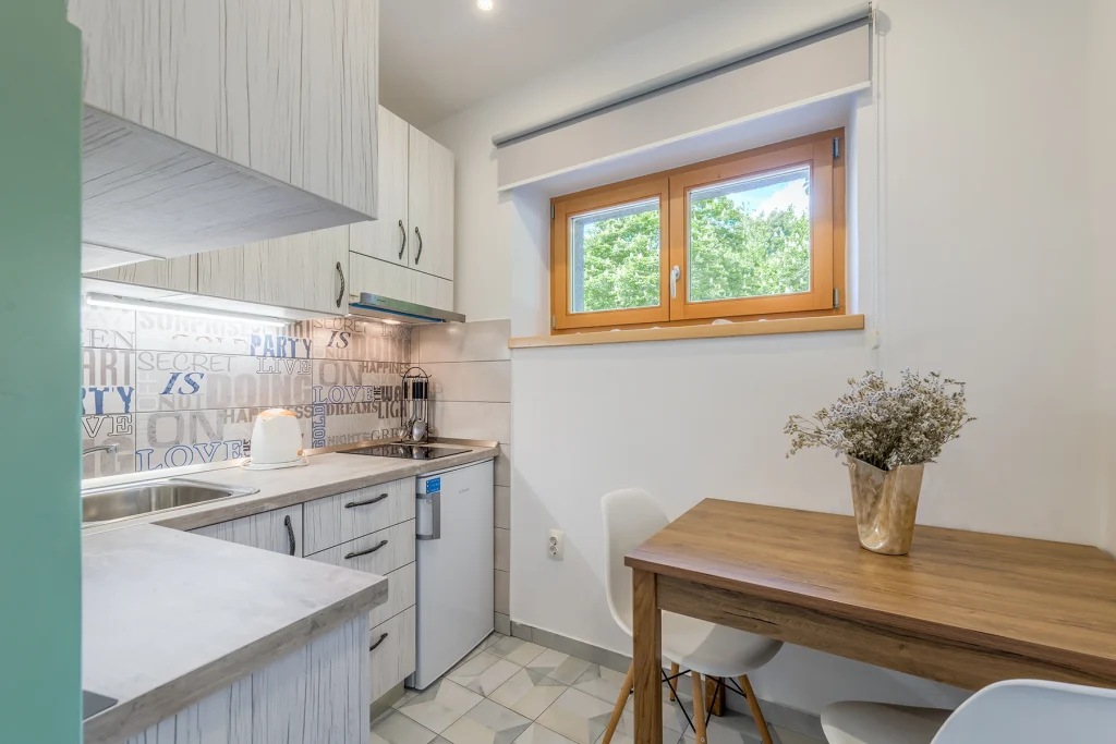 Čajna kuhinja s blagovaoničkim stolom, apartman Lady Split