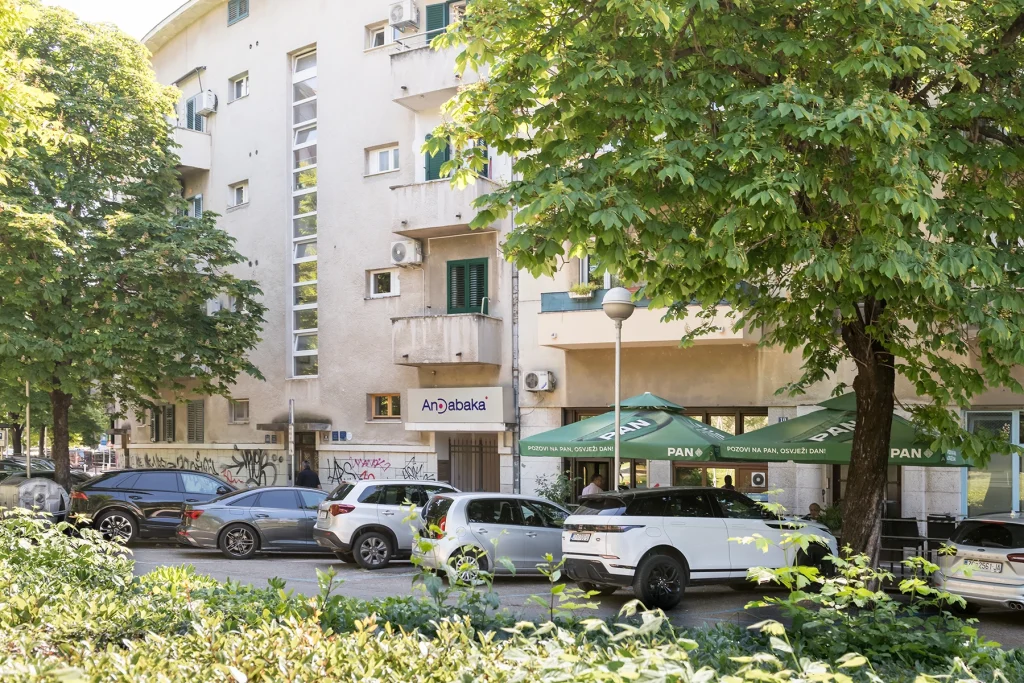 Mirna ulica s drvoredom u okolici apartmana Lady, Split