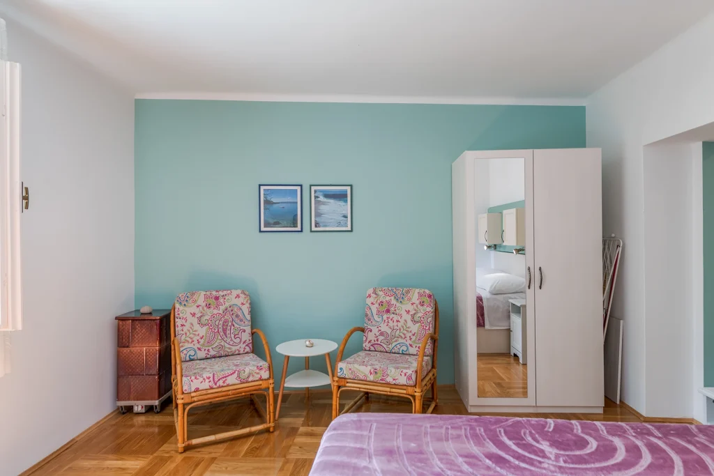 Studio s krevetom, naslonjačima i tirkiznim zidom, apartman Lady Split