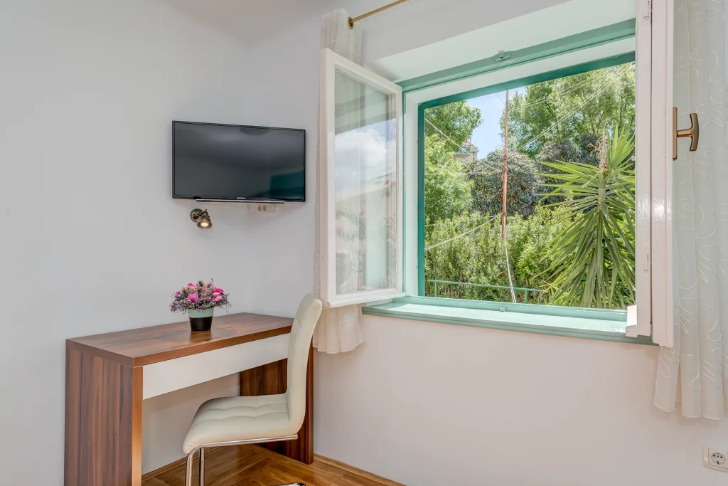 Radni kutak s pisaćim stolom, TV-om i prozorom, apartman Lady Split