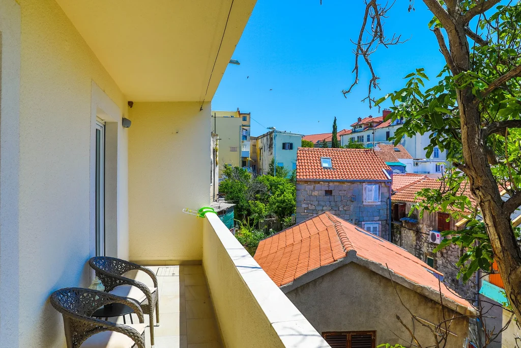 Balkon s pogledom na krovove i okolicu, apartman Le Grey Split