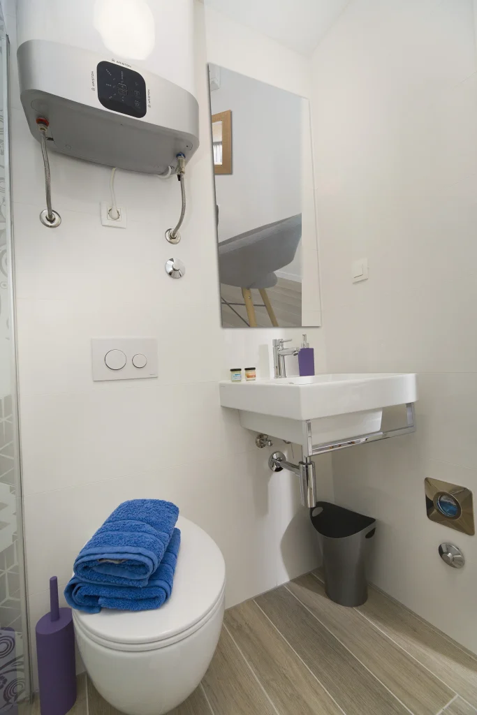 Kupaonica s umivaonikom i WC-om, apartman Le Grey Split