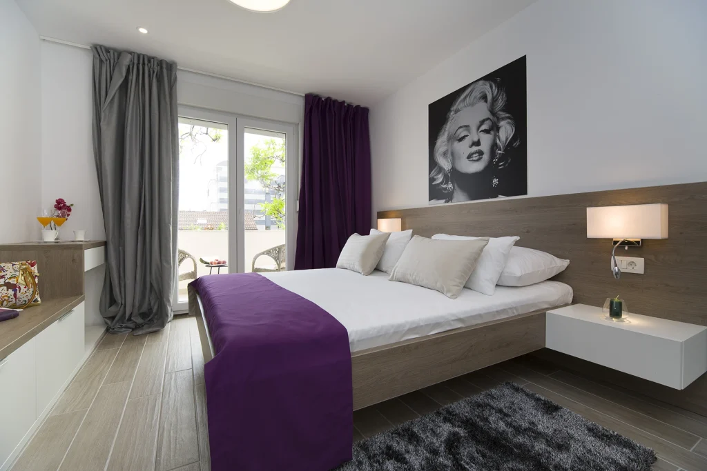 Spavaća soba s bračnim krevetom i izlazom na balkon, apartman Le Grey Split