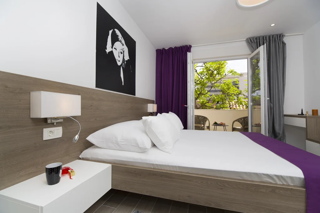 Spavaća soba s bračnim krevetom i izlazom na balkon, apartman Le Grey Split