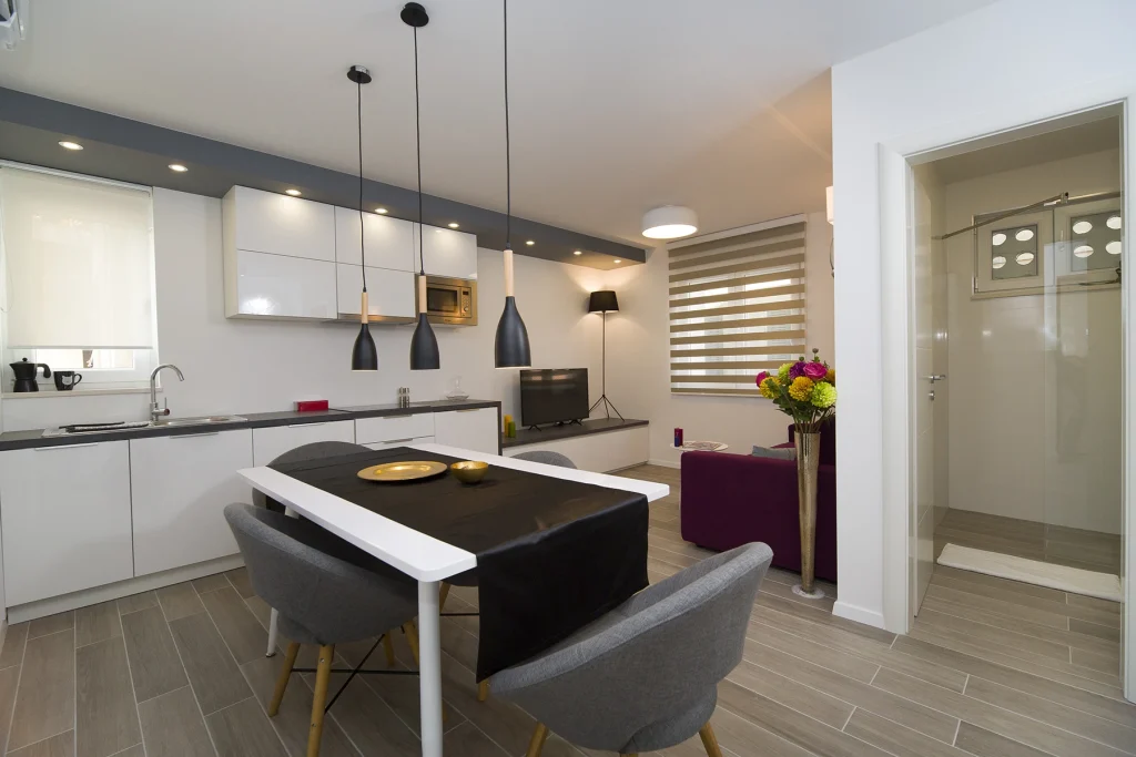 Kuhinja s blagovaoničkim stolom, apartman Le Grey Split