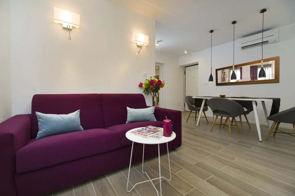 Dnevni boravak s ljubičastim kaučem i blagovaonicom, apartman Le Grey Split