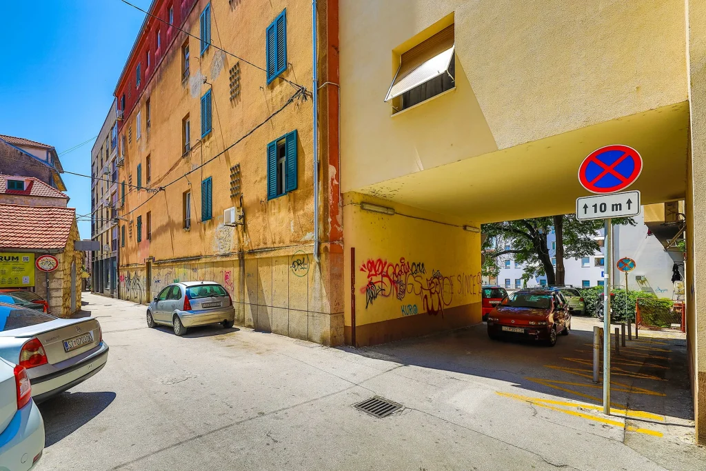 Mirna ulica u centru Splita u blizini apartmana Le Grey