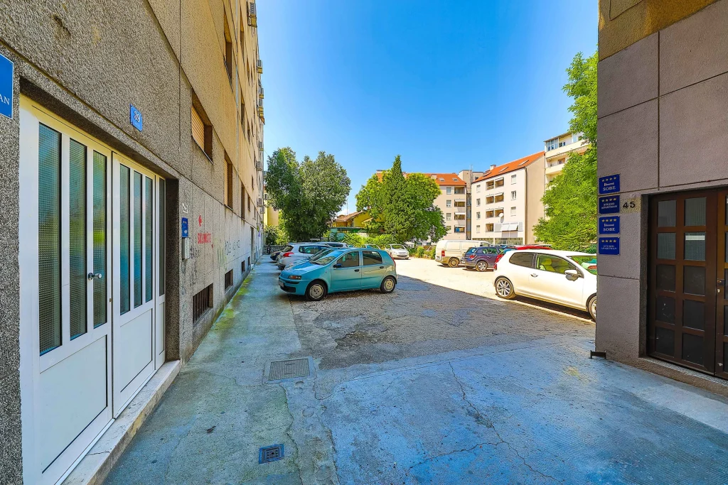 Ulica i parkirni prostor uz zgradu apartmana Le Grey, Split
