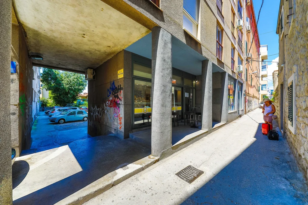 Prilaz zgradi apartmana Le Grey u centru Splita