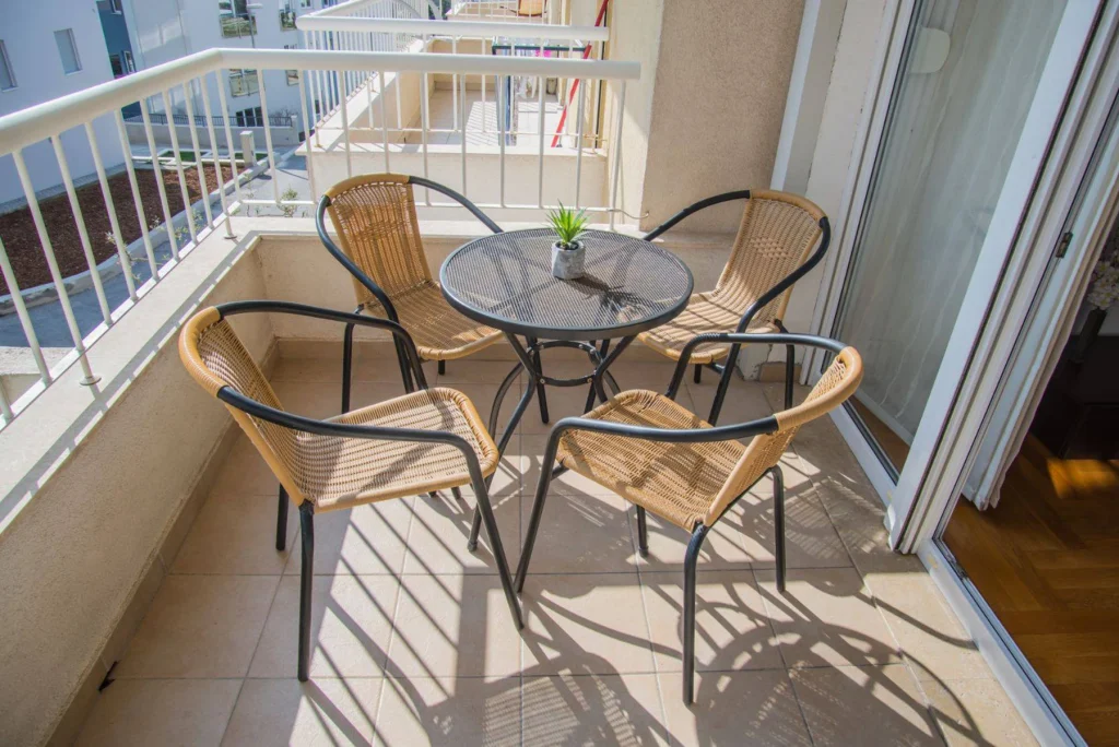Balkon sa stolom i stolicama, dvoetažni apartman Olea blizu plaže Žnjan u Splitu