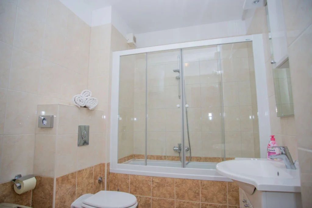 Kupaonica s tuš kabinom i umivaonikom, apartman Olea Split