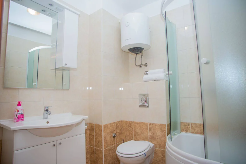 Druga kupaonica s tuš kabinom i umivaonikom, apartman Olea Split