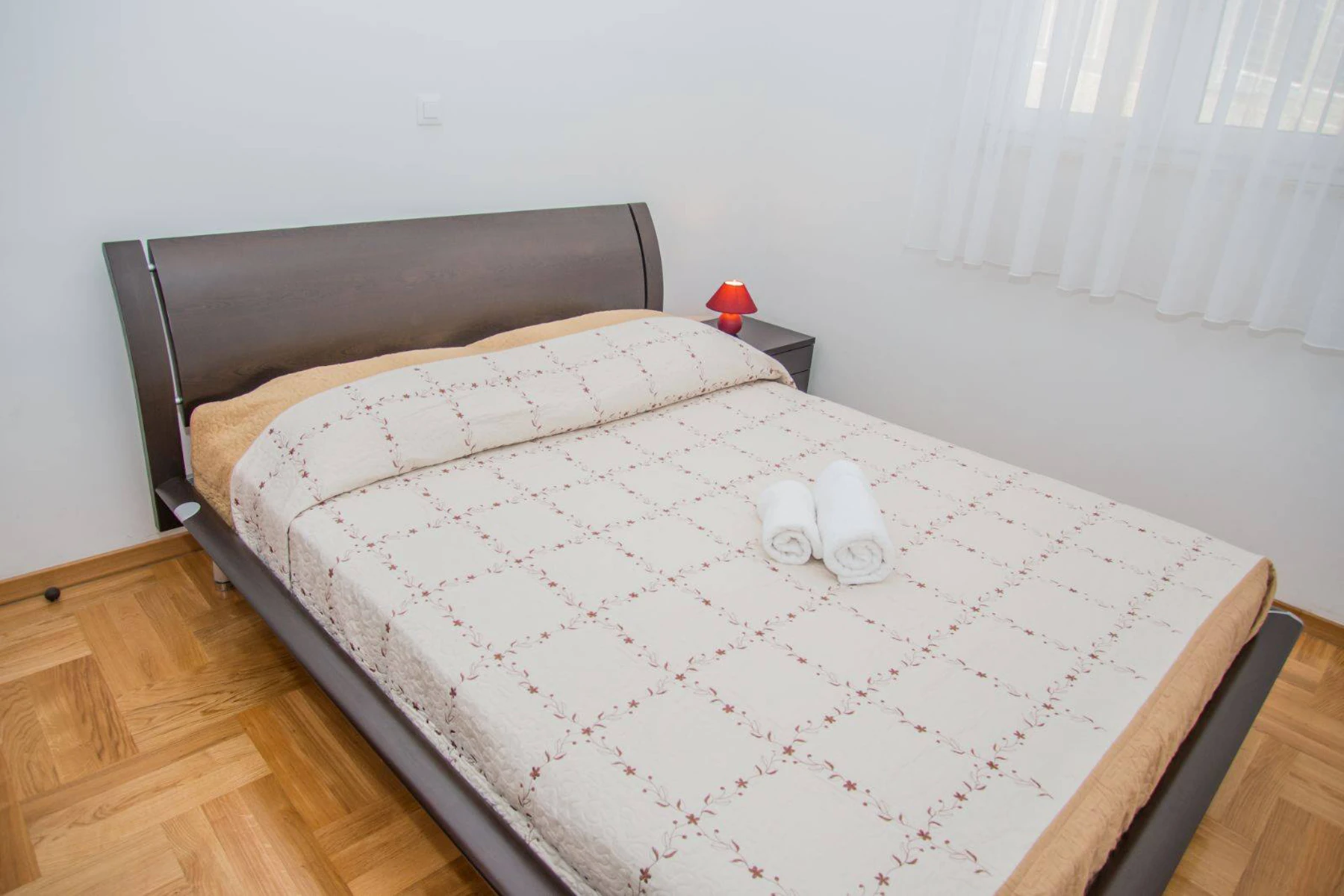 Prva spavaća soba s bračnim krevetom i parketom, apartman Olea Split