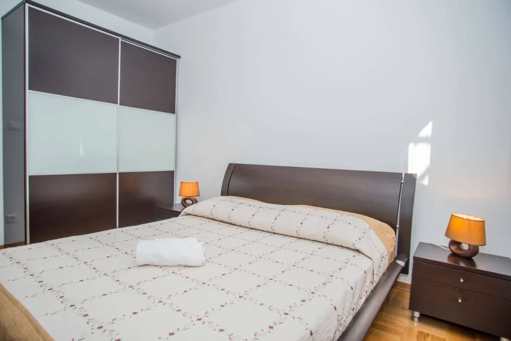 Druga spavaća soba s bračnim krevetom i ormarom, apartman Olea Split