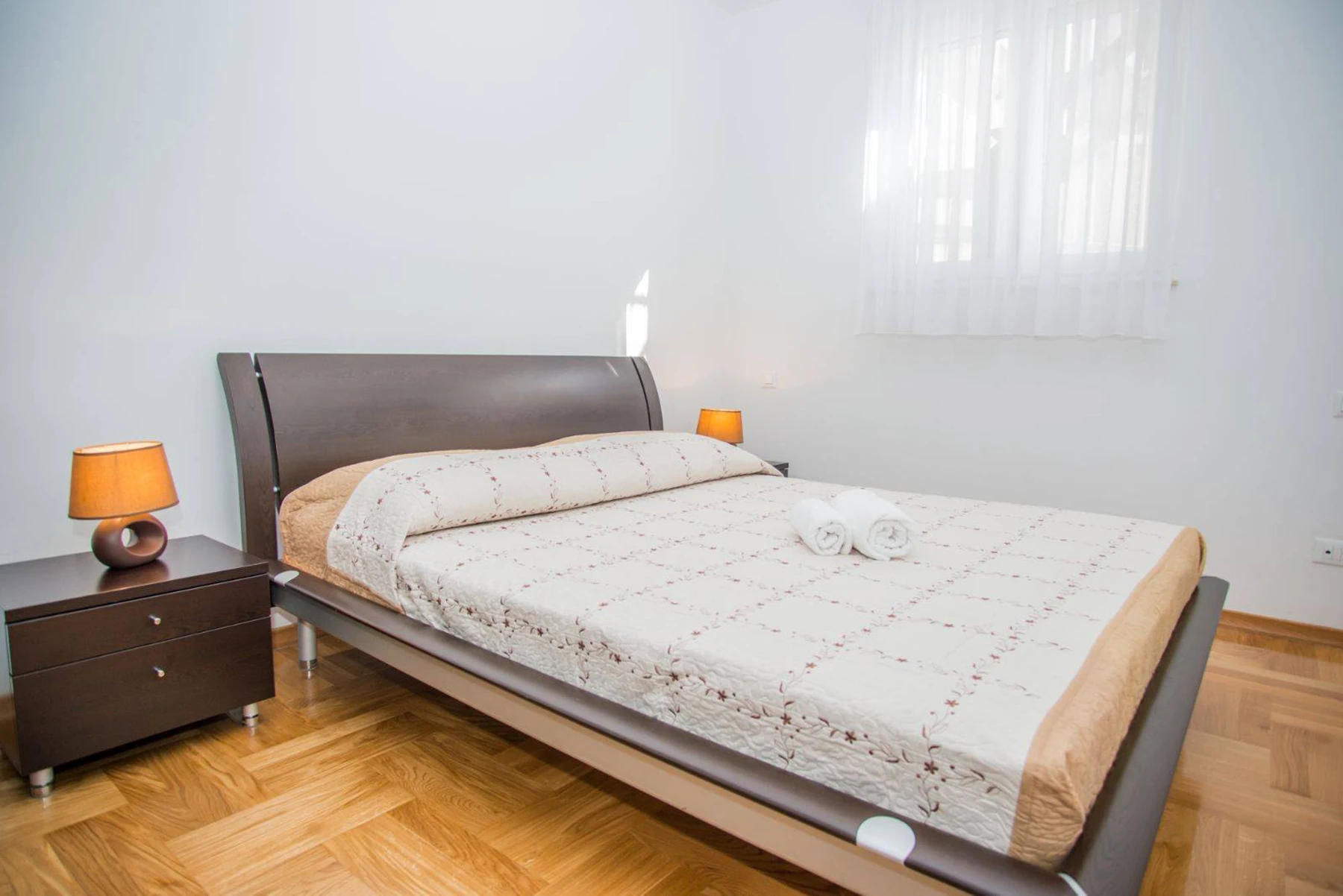 Spavaća soba s bračnim krevetom i noćnim ormarićem, apartman Olea Split