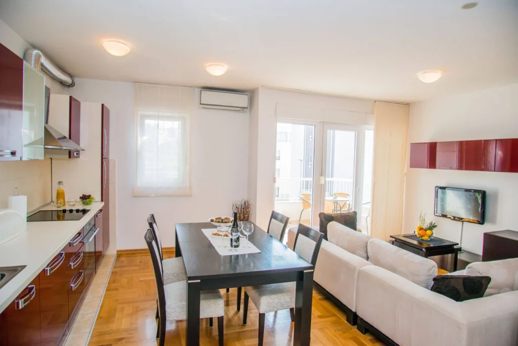 Blagovaonski stol i dnevni boravak s kaučem, apartman Olea Split