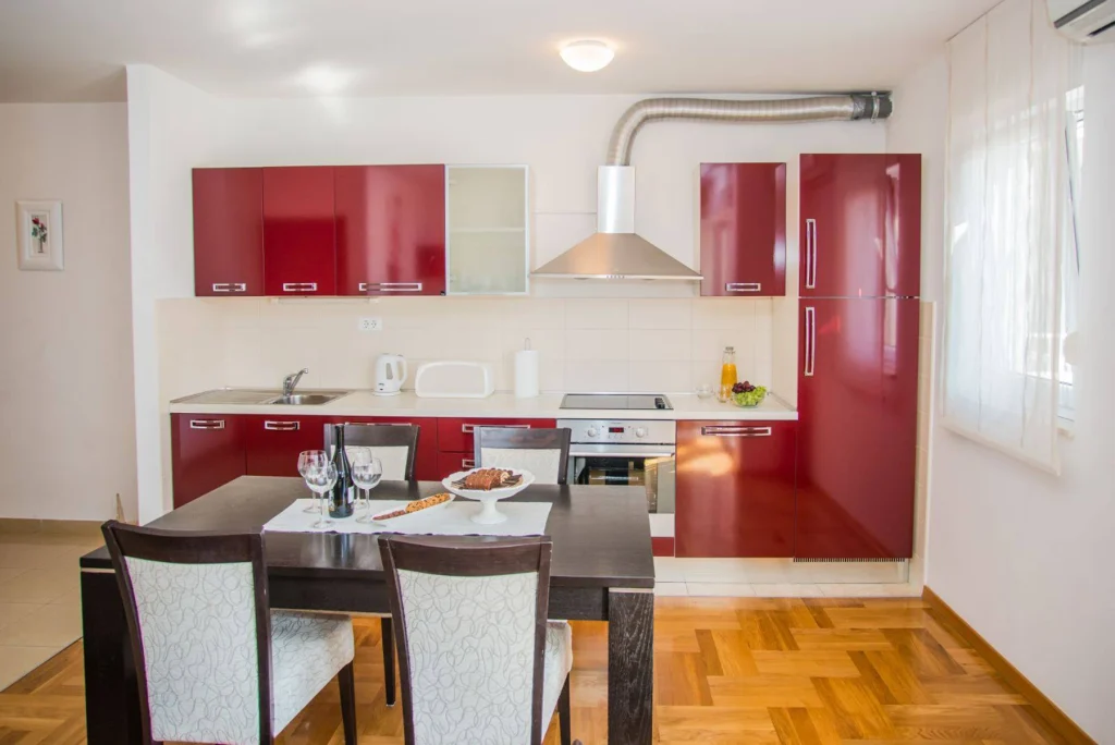 Potpuno opremljena crvena kuhinja s pećnicom, apartman Olea Split