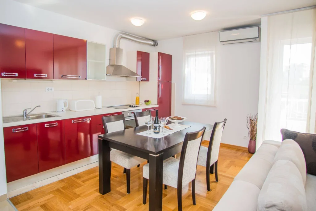 Blagovaonski stol i dnevni boravak s kaučem, apartman Olea Split