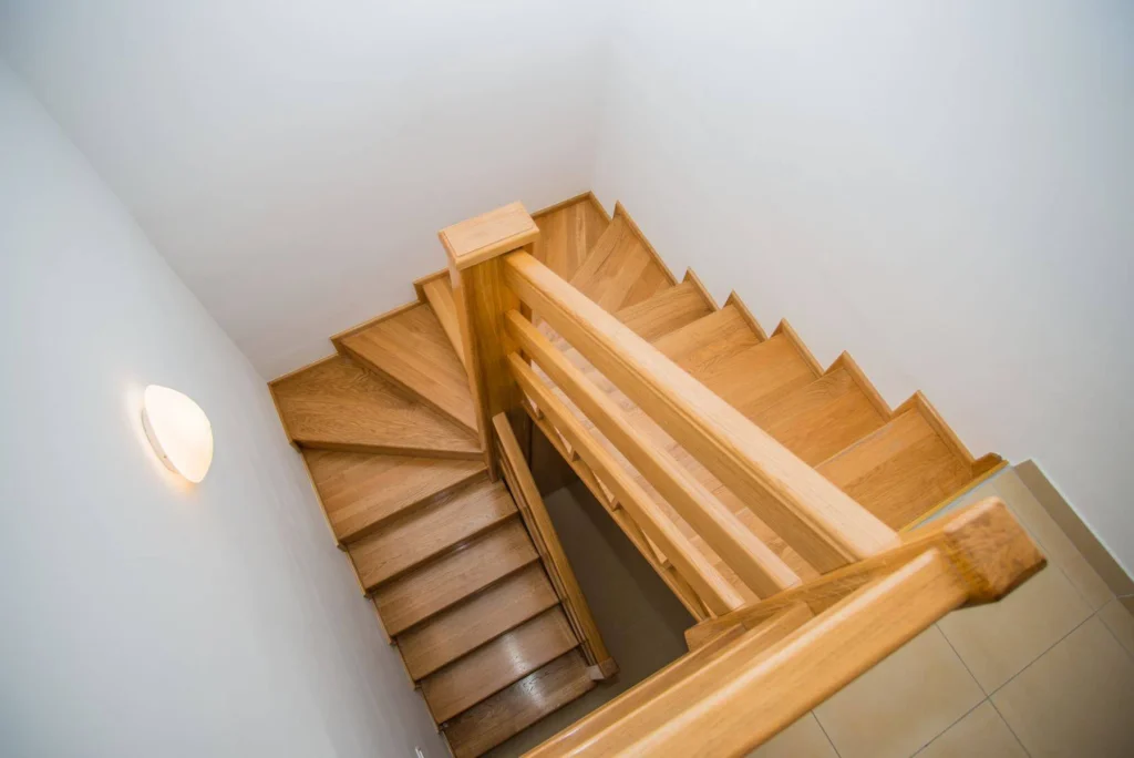 Drveno stubište dvoetažnog apartmana Olea u Splitu