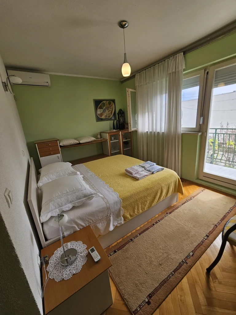 Prva spavaća soba s bračnim krevetom i klimom, trosobni apartman Oleander Trogir