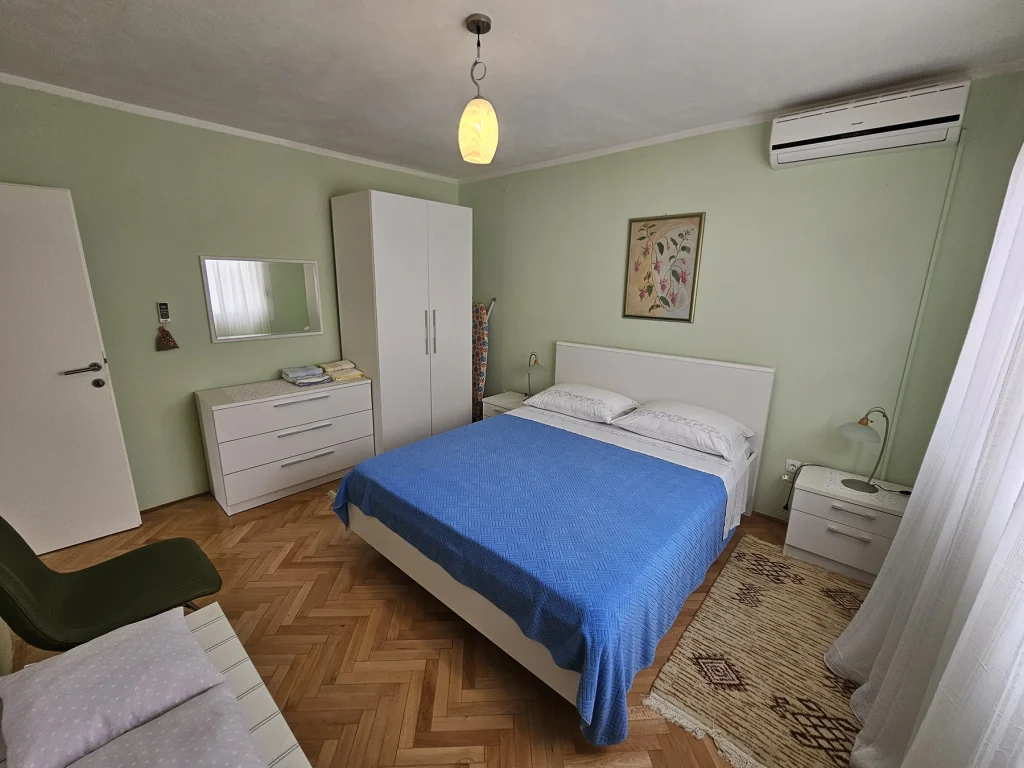 Druga spavaća soba s bračnim krevetom, klimom i izlazom na balkon, apartman Oleander Trogir