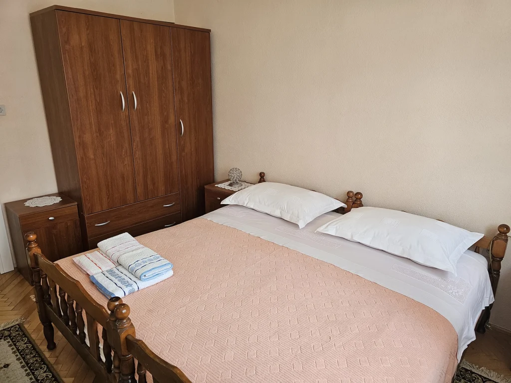 Treća spavaća soba s velikim bračnim krevetom i ormarom, apartman Oleander Trogir