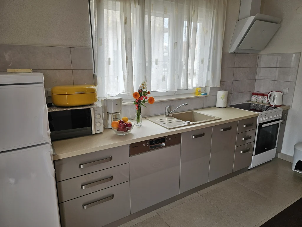 Potpuno opremljena kuhinja s pećnicom i hladnjakom, apartman Oleander Trogir