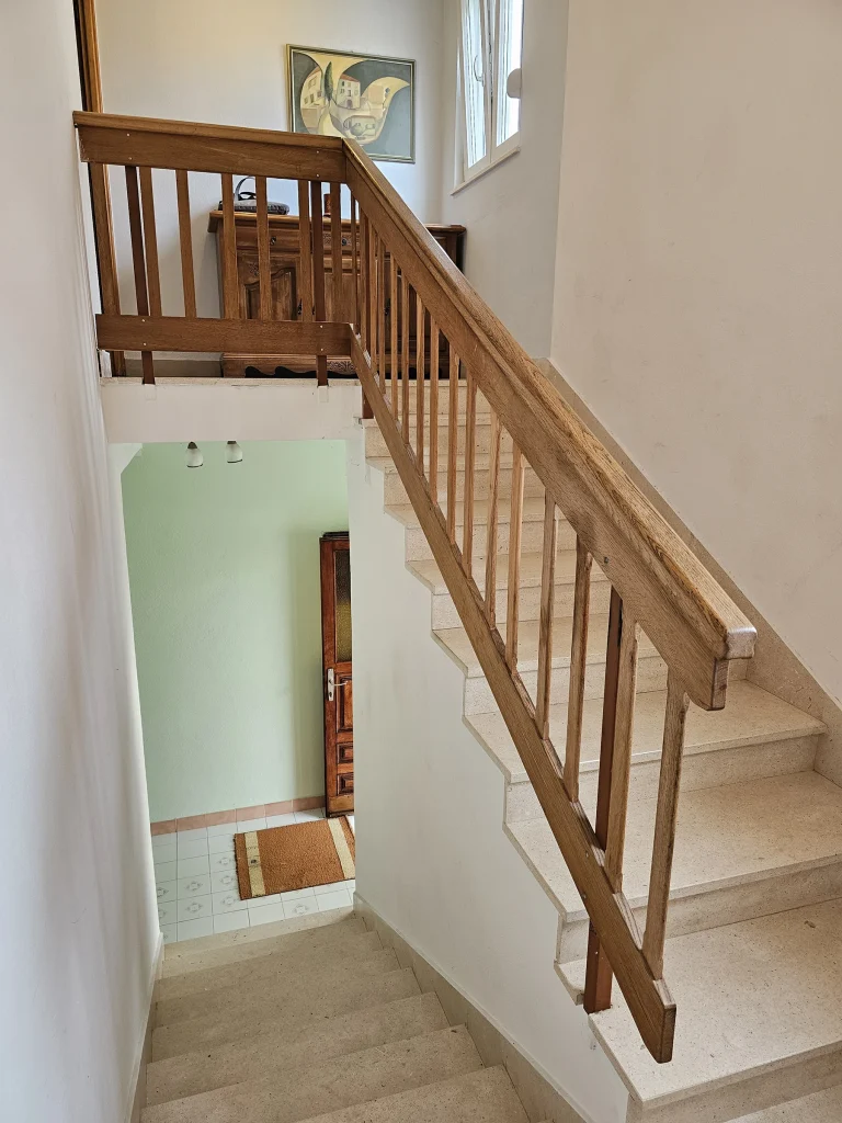 Drveno stubište unutar apartmana Oleander u Trogiru