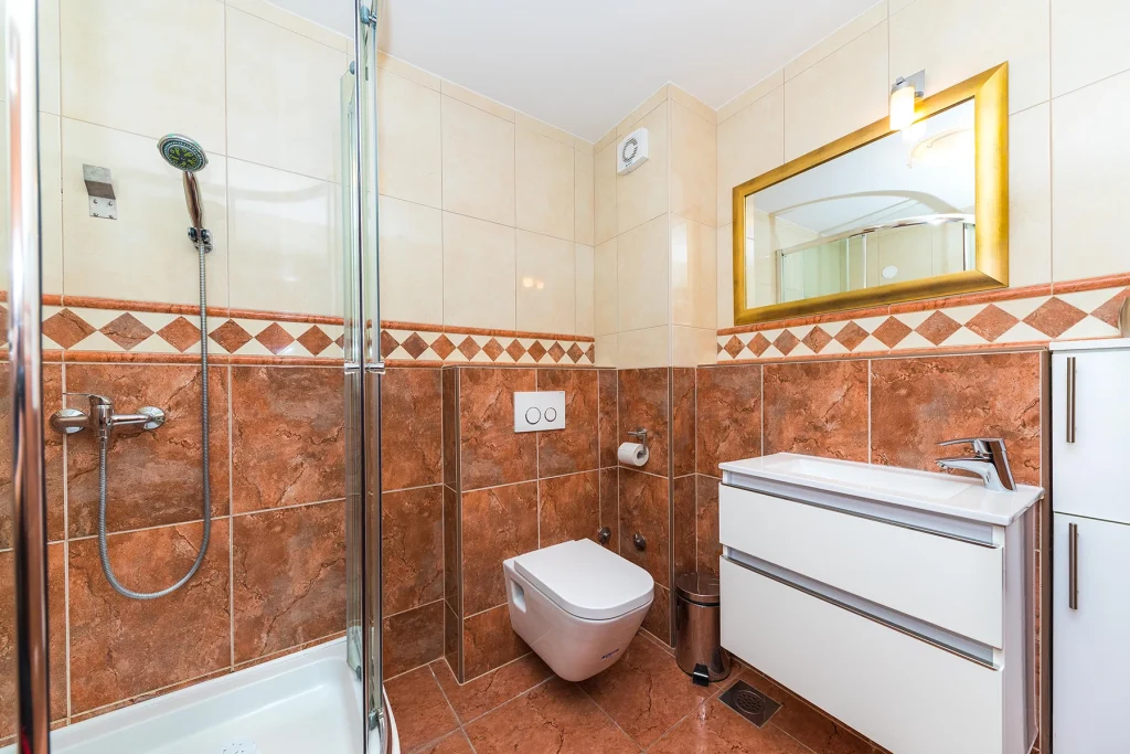 Kupaonica s tuš kabinom, umivaonikom i WC-om, Perla Varoš B Split