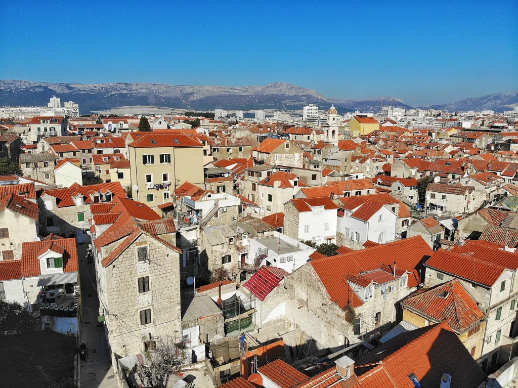 Pogled na krovove Splita i planine