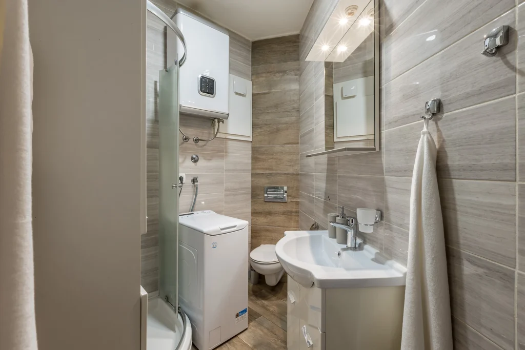 Moderna kupaonica s tuš kabinom, studio apartman Rećina Split