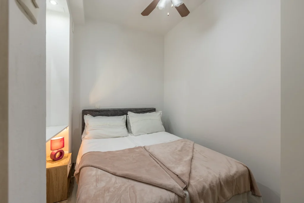 Spavaći dio s bračnim krevetom, studio apartman Rećina blizu plaže Žnjan u Splitu