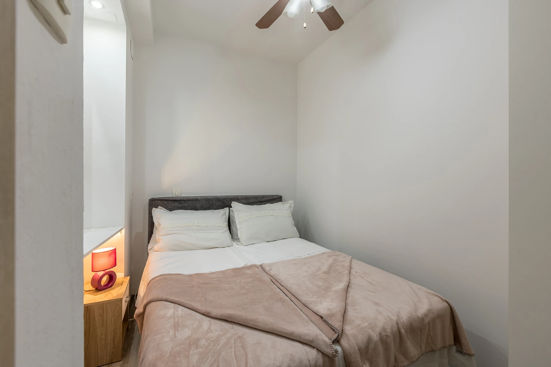 Spavaći dio s bračnim krevetom, studio apartman Rećina blizu plaže Žnjan u Splitu