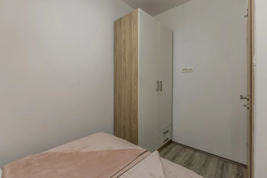 Spavaći dio s prostranim ormarom, studio apartman Rećina Split