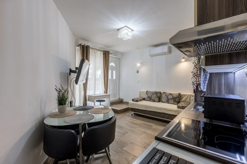 Blagovaonski stol uz kuhinju i dnevni boravak, studio apartman Rećina Split
