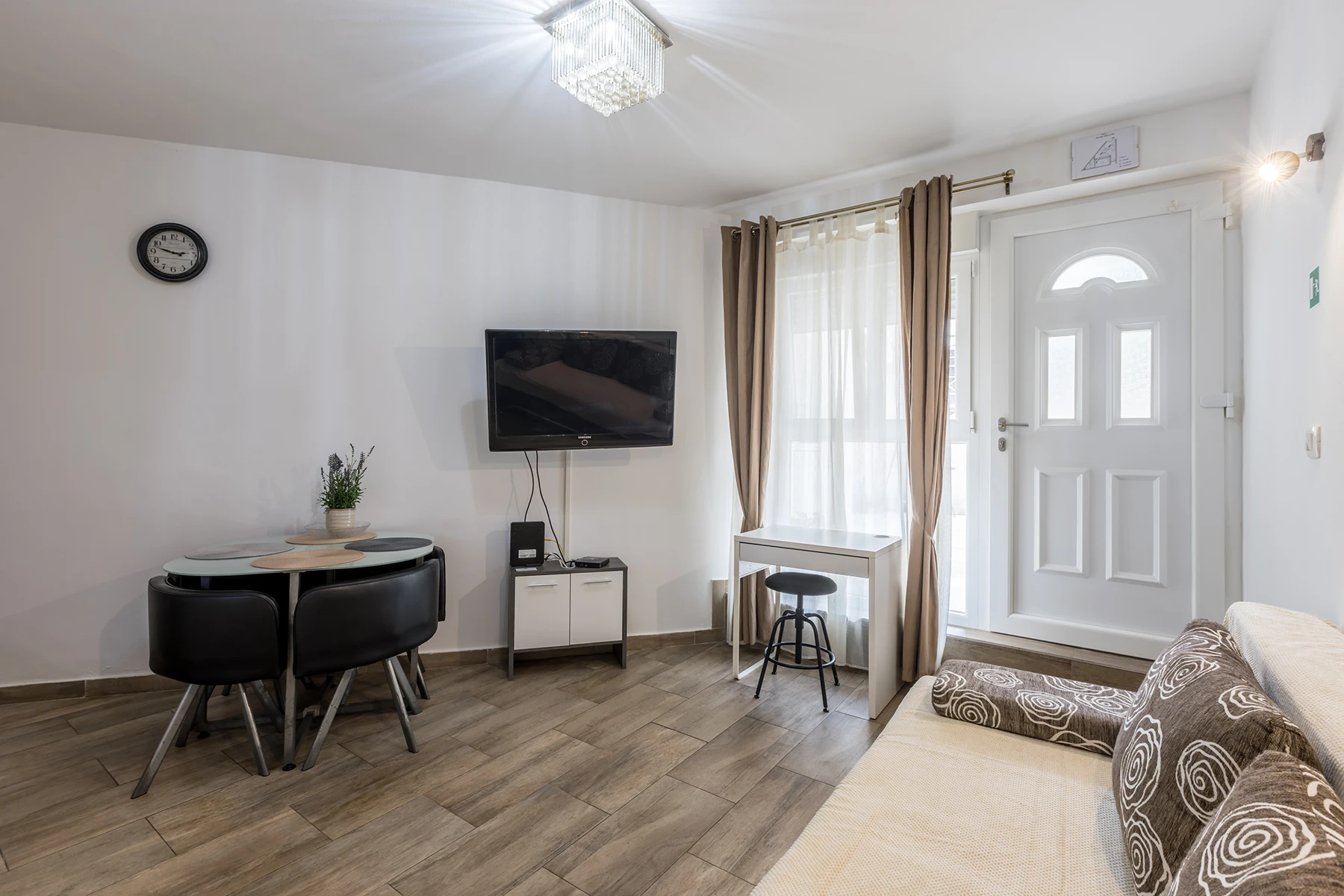 Dnevni boravak s TV-om i kaučem na razvlačenje, studio apartman Rećina Split