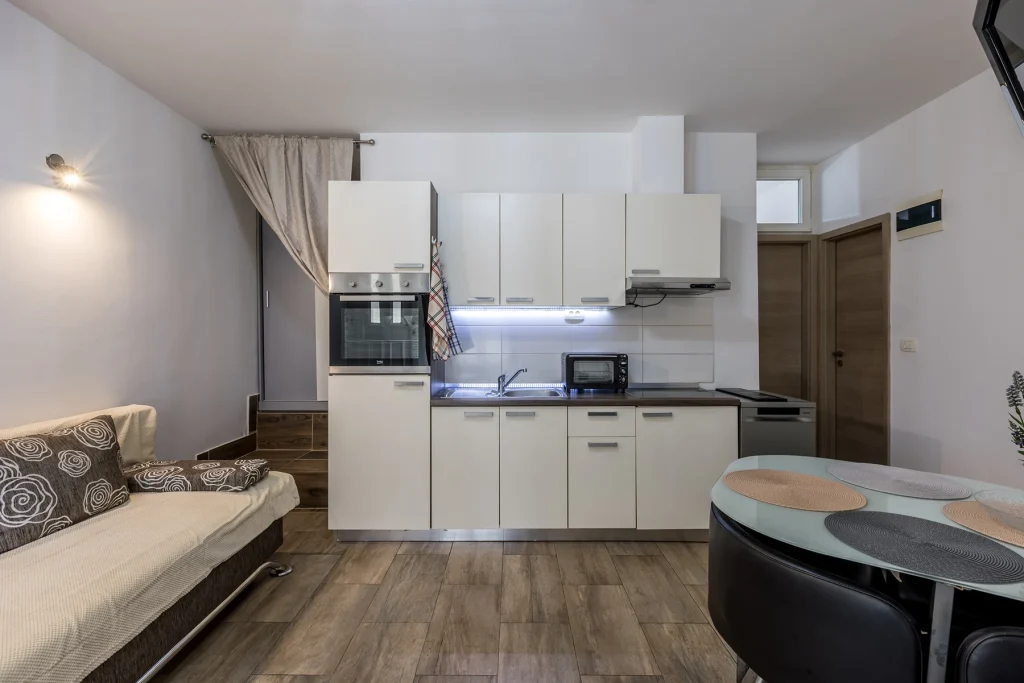 Svijetli otvoreni prostor s kuhinjom, blagovaonicom i kaučem, studio apartman Rećina Split