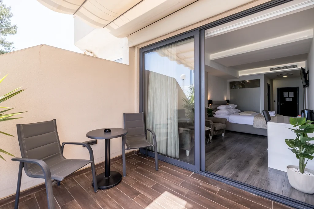 Balkon sa stolom i stolicama uz izlaz iz sobe, Queen Room, Seven of Nine Stobreč