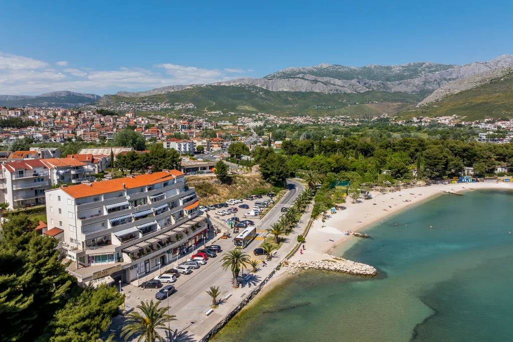Zračni pogled na plažu i planine iza Stobreča, Seven of Nine