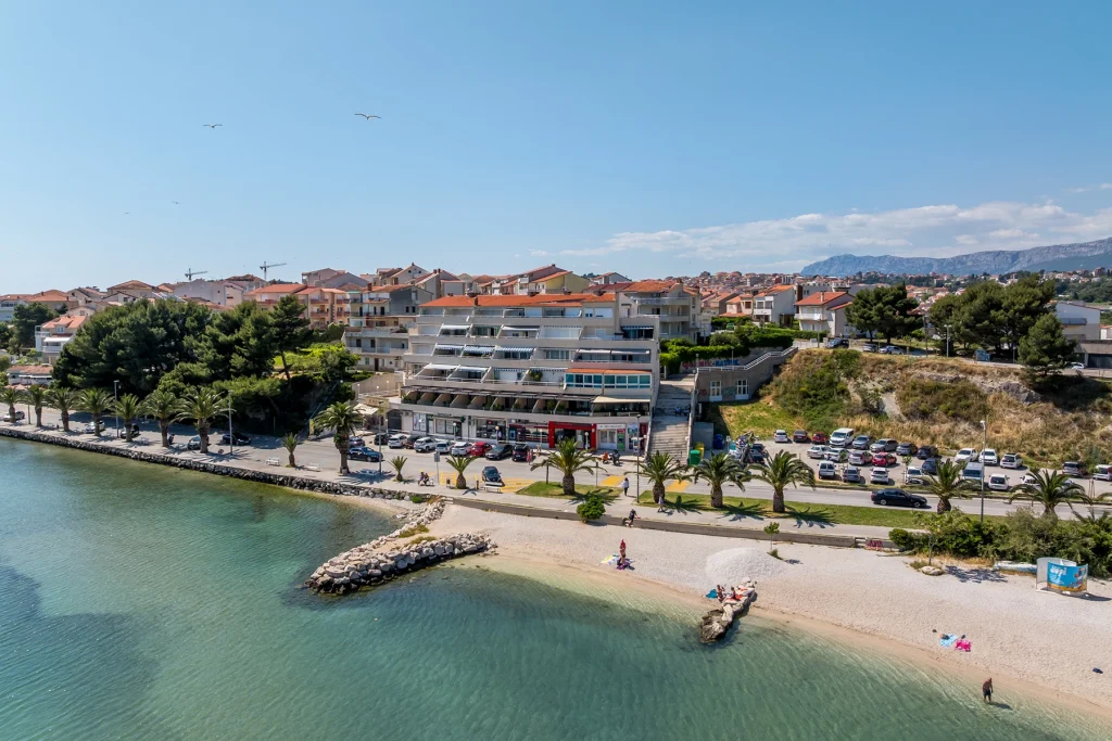 Zgrada Seven of Nine uz plažu i šetnicu u Stobreču
