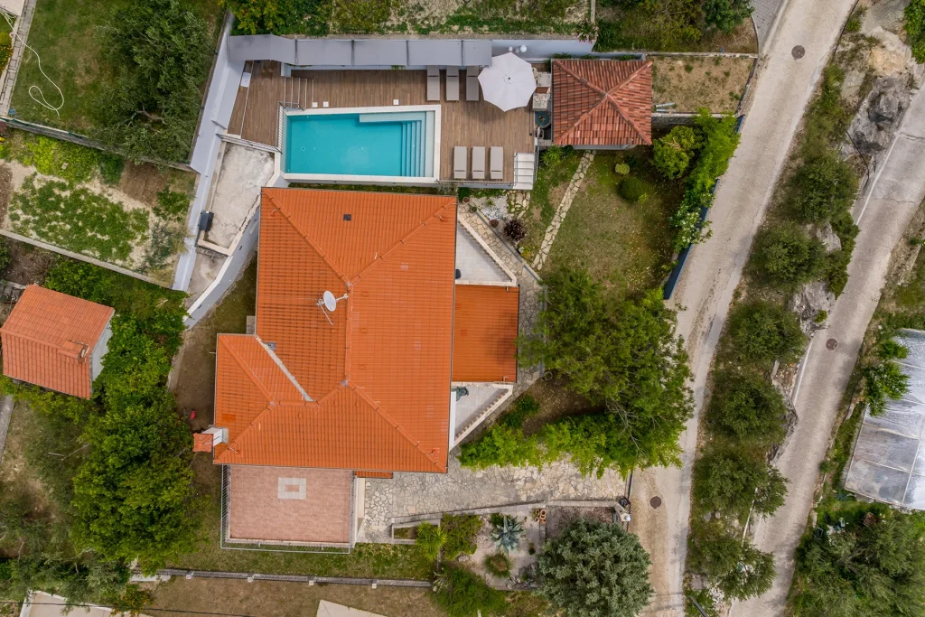 Zračni pogled s pogledom na vilu i bazen, Villa Artea u Podstrani