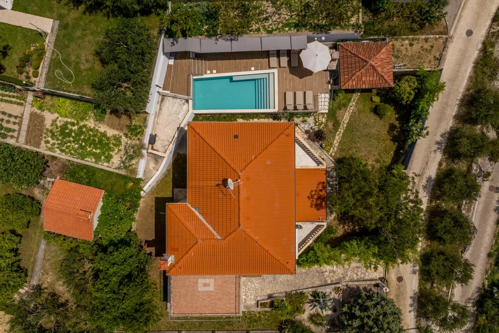 Zračni pogled s pogledom na okućnicu i bazen, Villa Artea u Podstrani