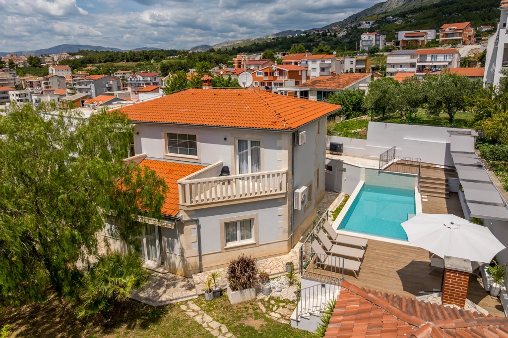 Zračni pogled s pogledom na vilu i bazen, Villa Artea u Podstrani