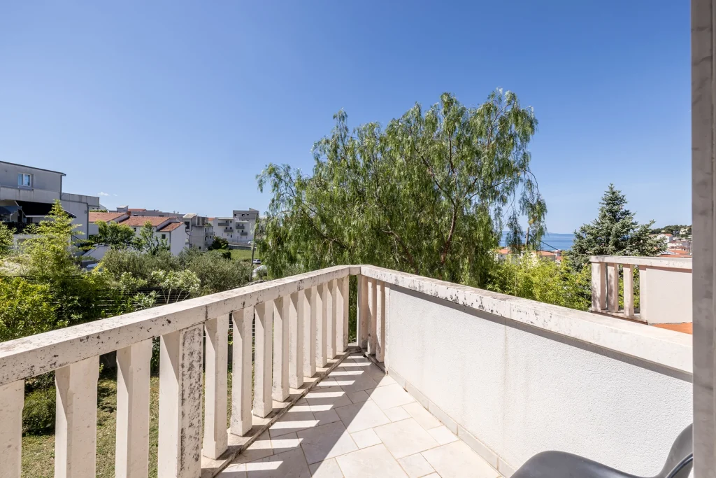 Balkon s balustradom i pogledom, Villa Artea u Podstrani