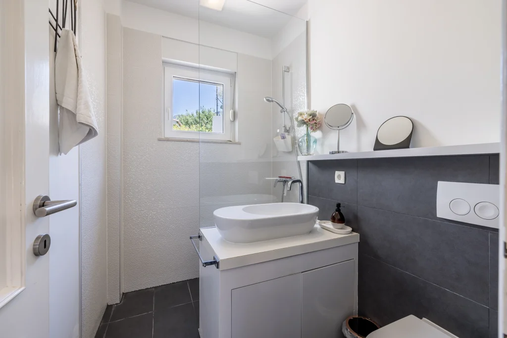 Kupaonica 1 s umivaonikom i tamnim detaljima, Villa Artea u Podstrani