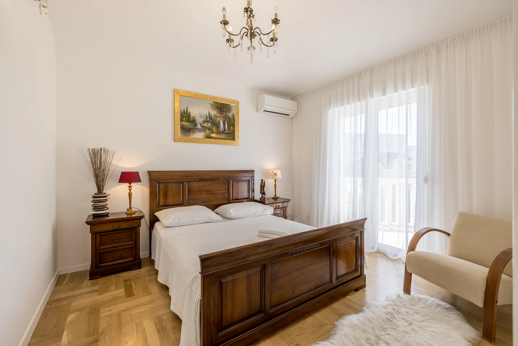Spavaća soba 1 s bračnim krevetom i tamnim uzglavljem, Villa Artea u Podstrani