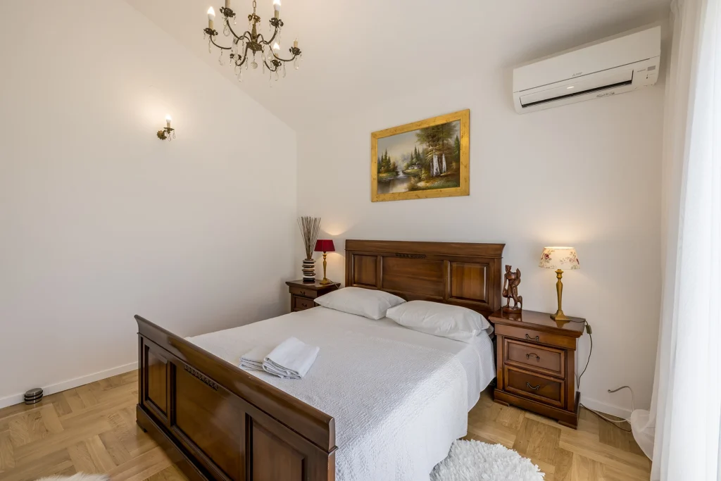 Spavaća soba 1 s bračnim krevetom uz prozor, Villa Artea u Podstrani